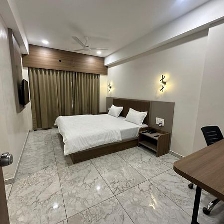 Hotel Fun N Food Бхудж Экстерьер фото