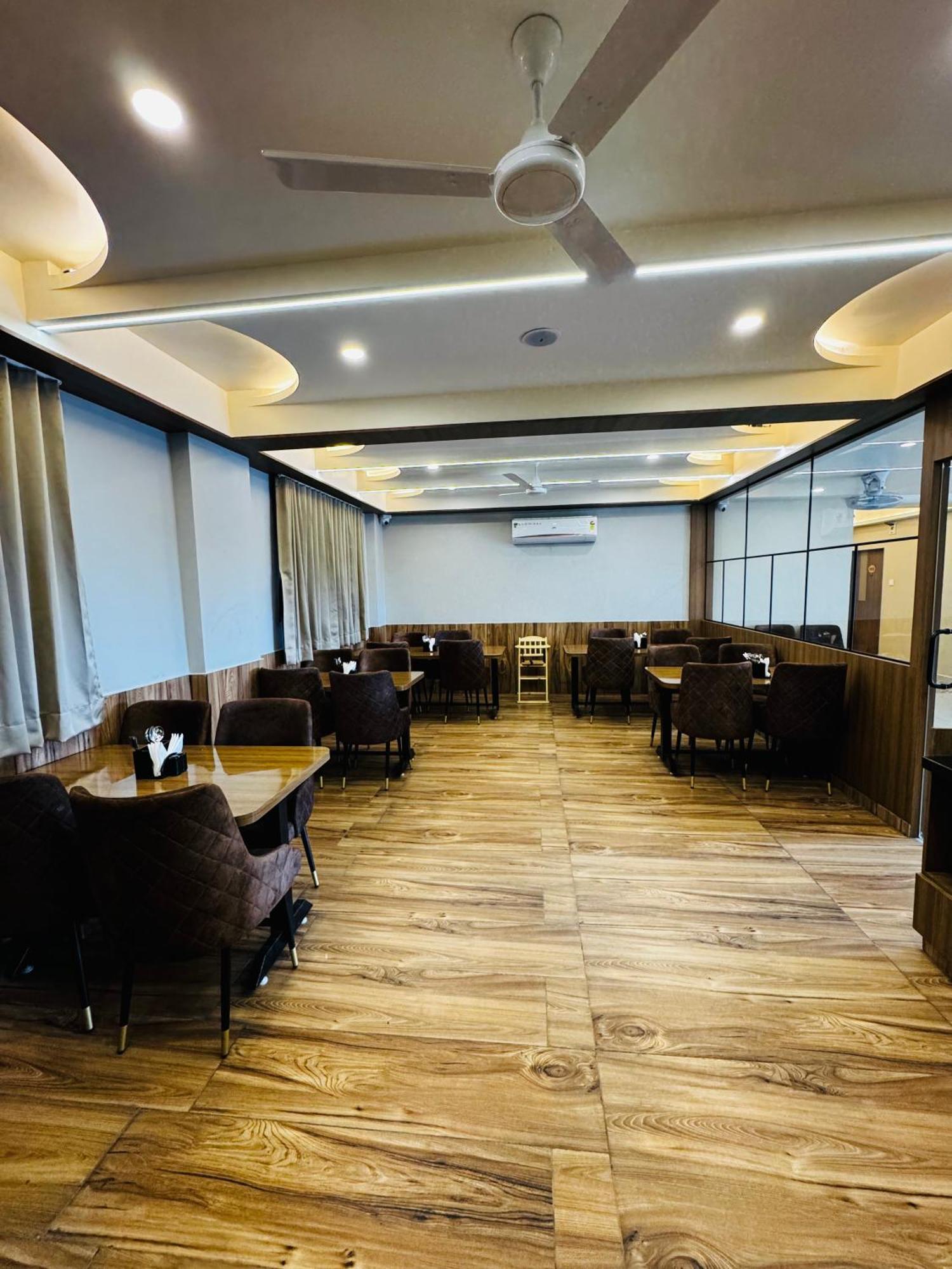 Hotel Fun N Food Бхудж Экстерьер фото