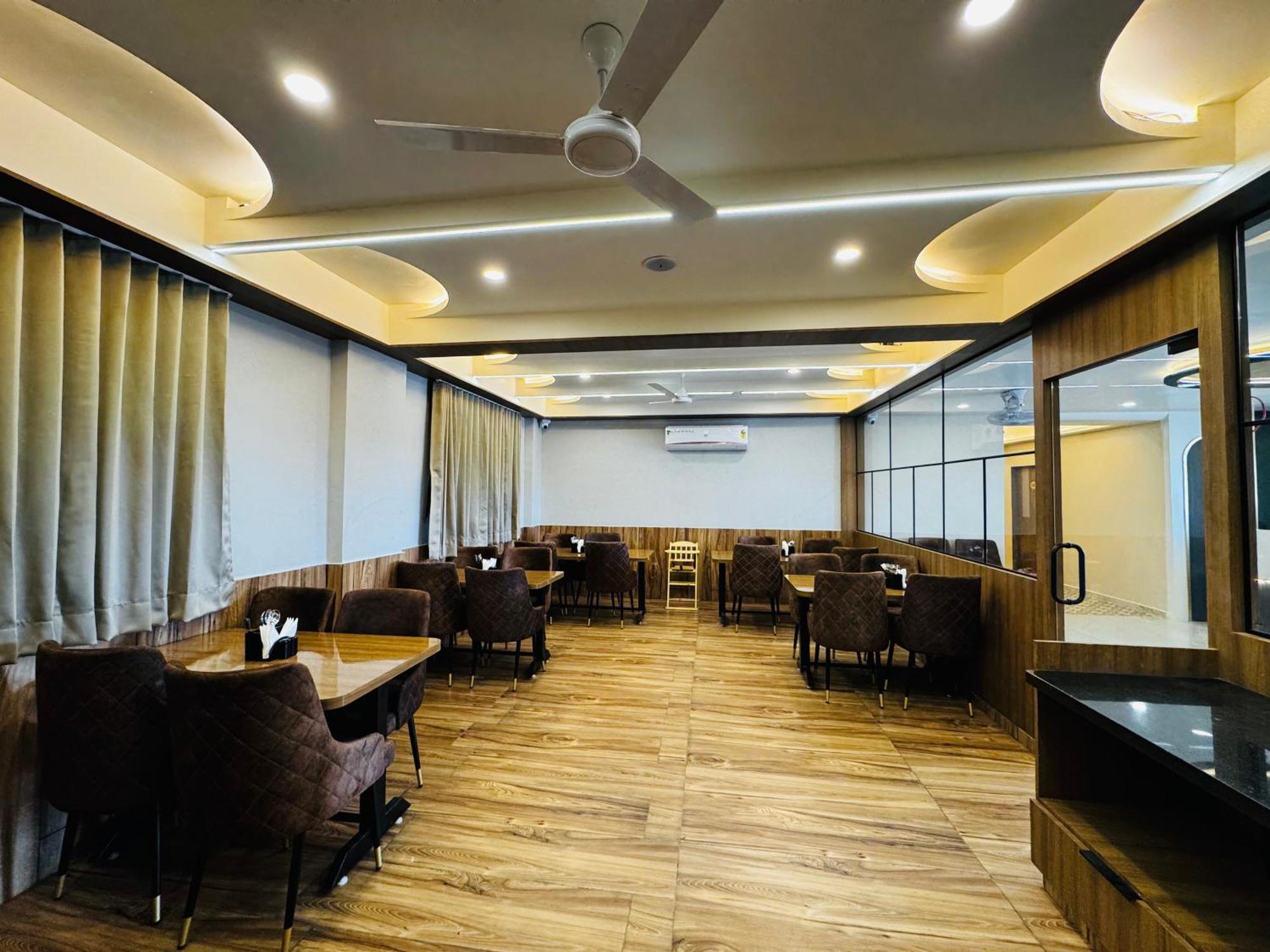 Hotel Fun N Food Бхудж Экстерьер фото